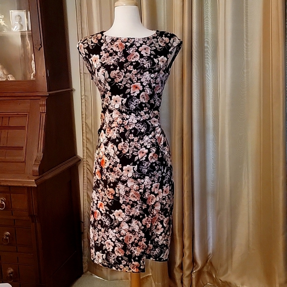 Verse Dresses & Skirts - Floral sleeveless dress by Verse